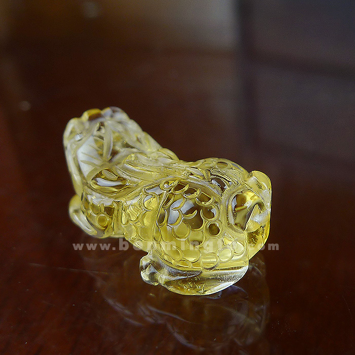 温馨提示: 天有云,玉有纹,天然水晶,特别是大件,难免会有不同程度的冰裂、云雾、棉絮、杂质等,这也是天然水晶和人工水晶最大的区别,所以请不要以完美的眼光来审视天然水晶,这就是我们所说的缺憾美。如同喜欢一个人一样,既然喜欢他(她)的优点,也要接收他(她)的缺点!人无完人,物无完物,更何况是经过亿万年形成的天然水晶呢。请大家了解天然水晶的这些特点,更好的爱护她,相信属于您的水晶都能给您带来好运! 一、水晶水之精灵 水晶是古老宝石的一种,是一种据称有灵性的矿物,在大自然界中被喻为水之精灵的灵动法